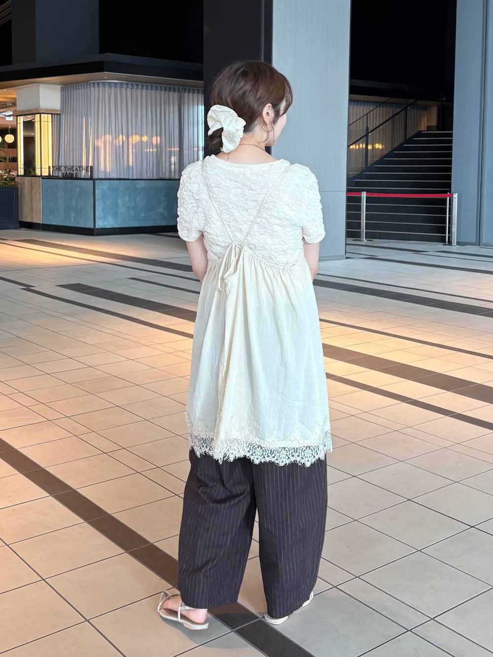 ブラウン系のその他パンツ、ホワイト系のワンピース、ゴールド系のチョーカーを着用したレディースの夏コーディネートの4枚目の写真