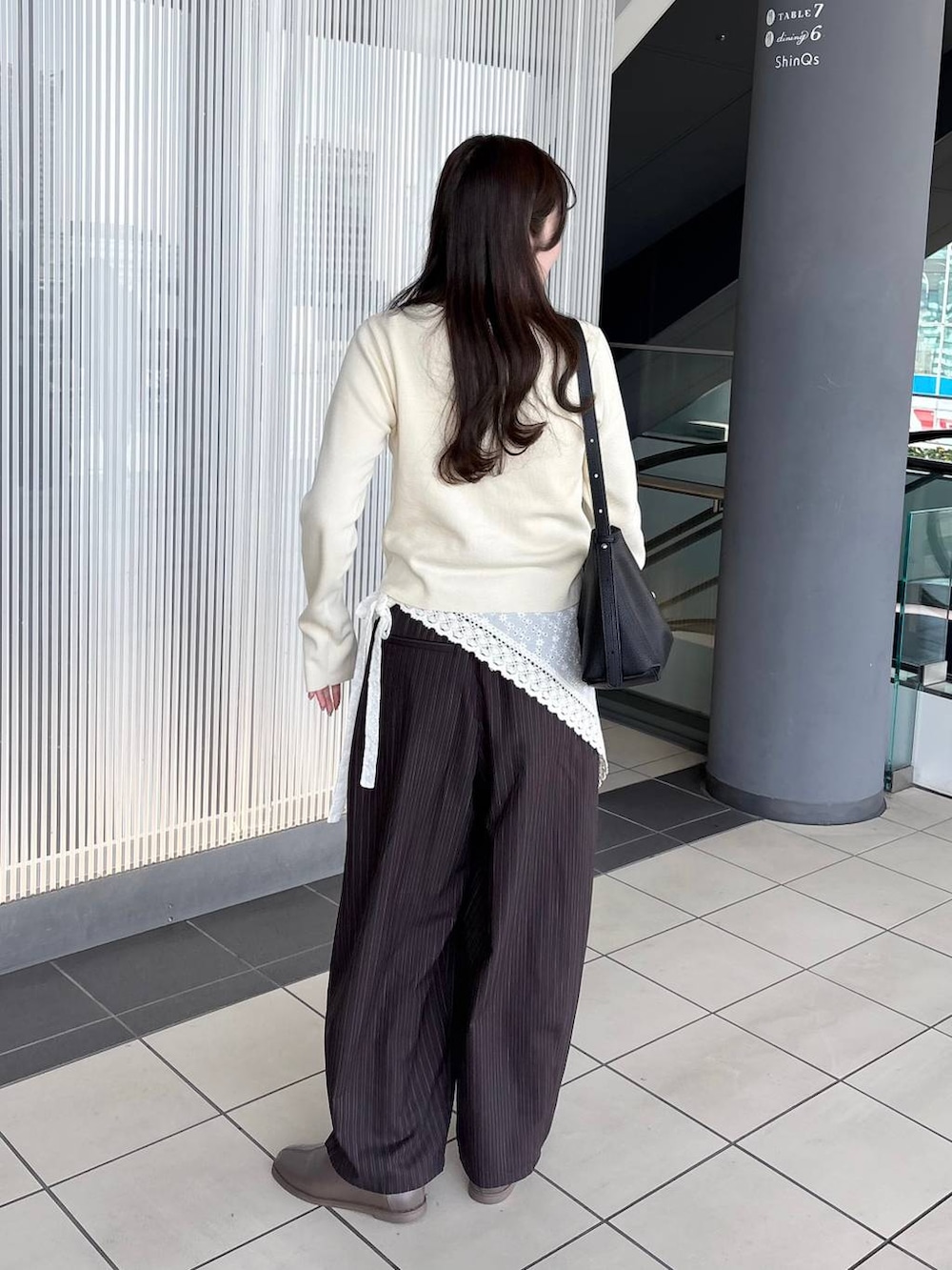 ブラウン系のその他パンツ、ホワイト系のカーディガン/ボレロ、ホワイト系のバンダナ/スカーフを着用したレディースの春コーディネートの6枚目の写真