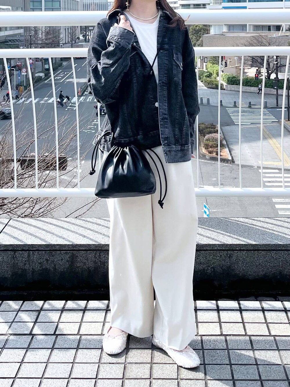 その他のTシャツ/カットソー、ホワイト系のその他パンツ、ブラック系のショルダーバッグを着用したレディースの春コーディネートの3枚目の写真