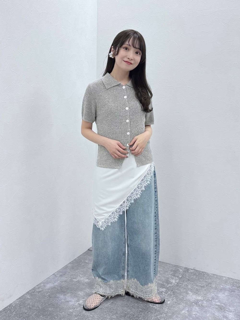 ブルー系のデニムパンツ、グレー系のサンダル、グレー系のTシャツ/カットソーを着用したレディースの春コーディネートの2枚目の写真