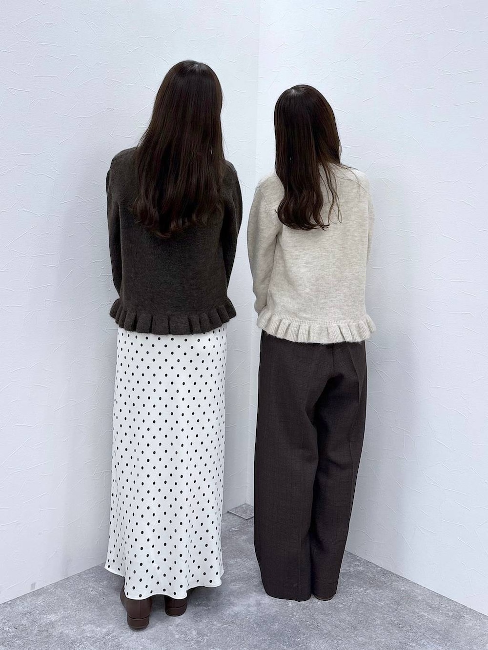 ホワイト系のスカート、ブラウン系のその他パンツ、ブラウン系のニット/セーターを着用したレディースの秋コーディネートの3枚目の写真