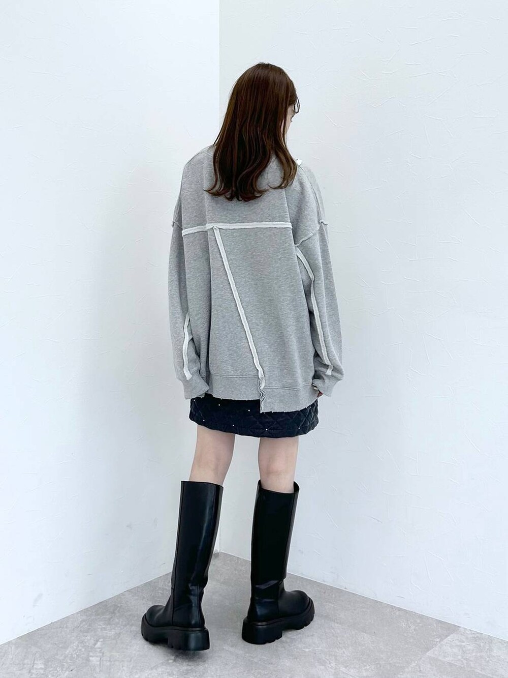 ブラック系のブーツ、ブラック系のブルゾン、グレー系のスウェットを着用したレディースの秋コーディネートの7枚目の写真