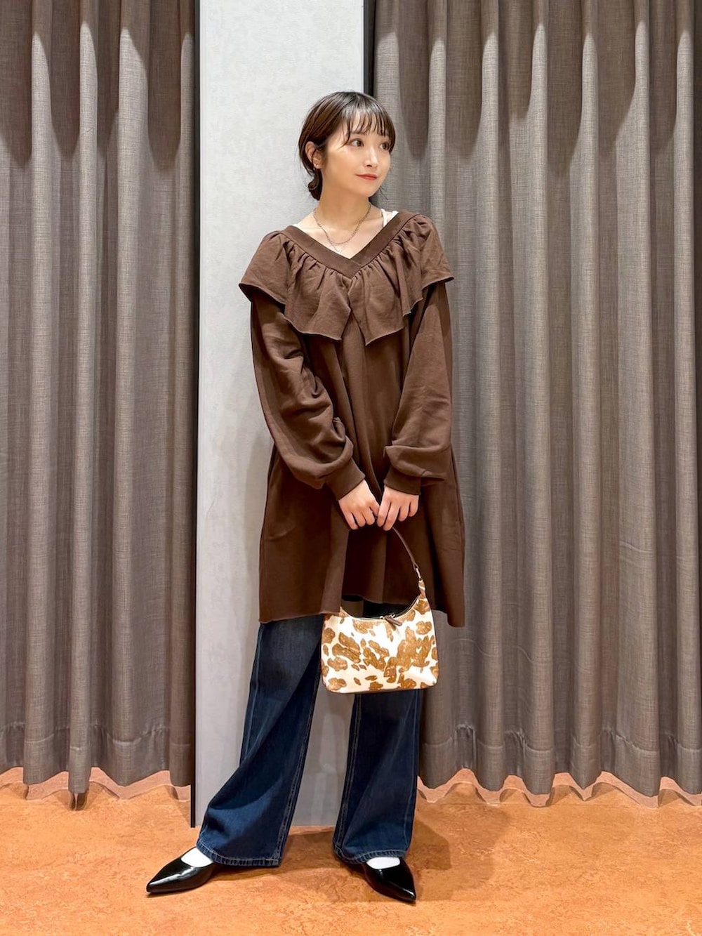 ホワイト系のTシャツ/カットソー、ブルー系のデニムパンツ、その他のショルダーバッグを着用したレディースの秋コーディネートの2枚目の写真