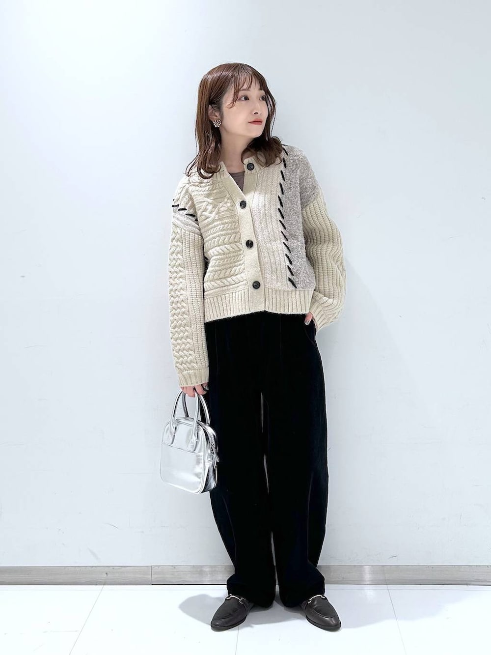 ブラウン系のローファー、ブラック系のその他パンツ、ホワイト系のカーディガン/ボレロを着用したレディースの秋コーディネートの2枚目の写真
