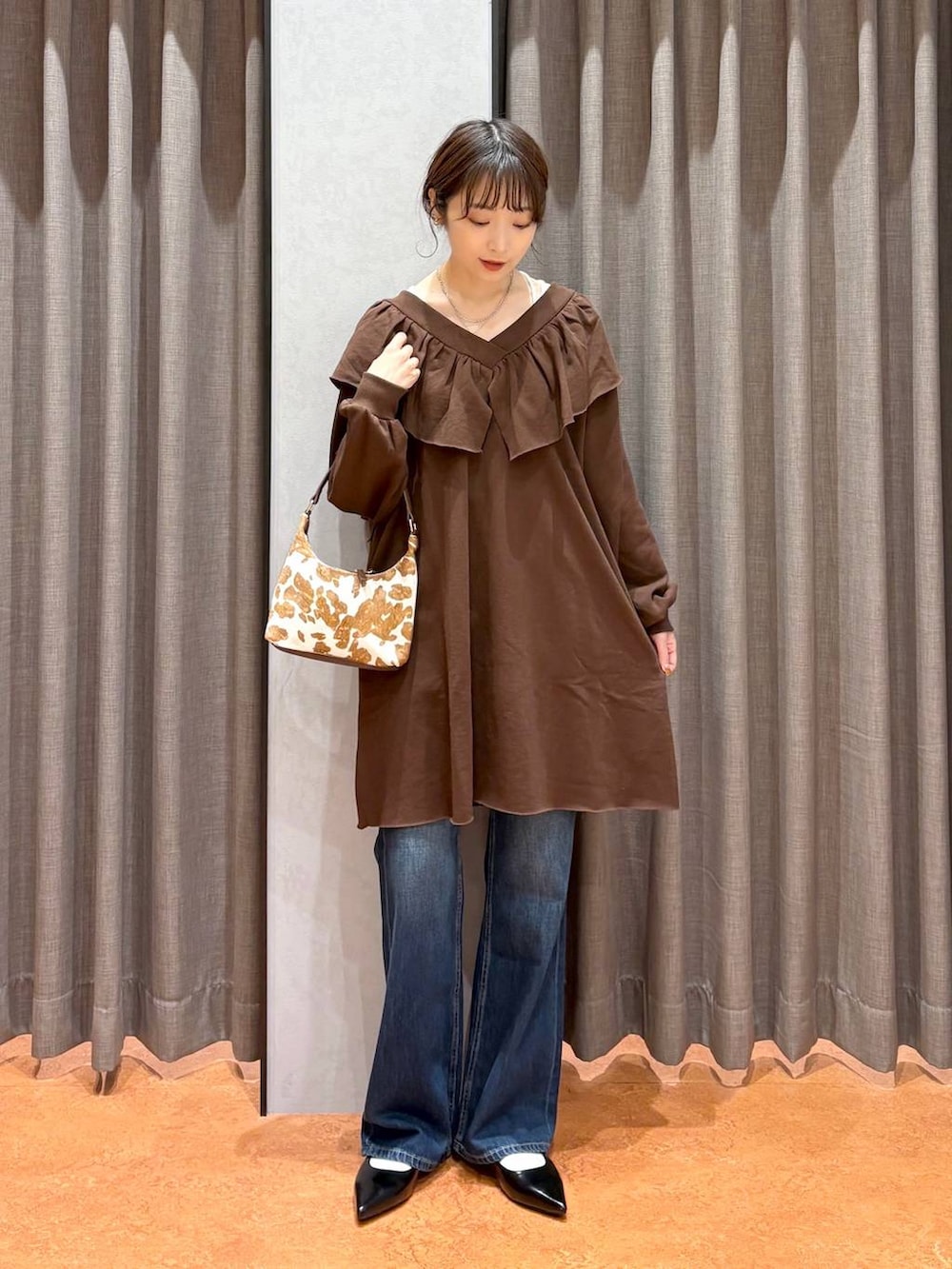 ホワイト系のTシャツ/カットソー、ブルー系のデニムパンツ、その他のショルダーバッグを着用したレディースの秋コーディネートの3枚目の写真