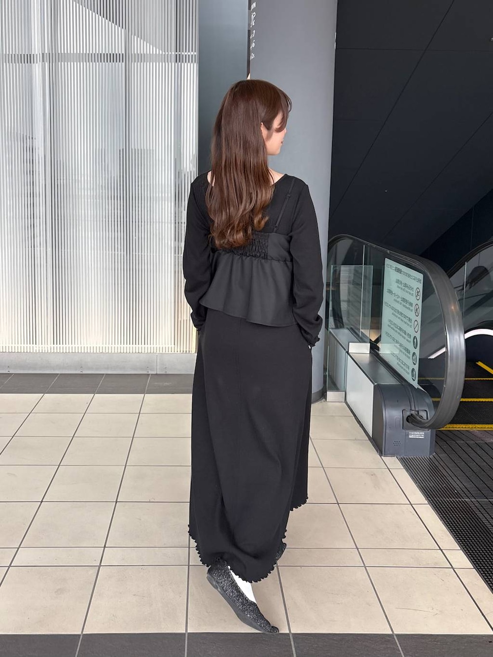 ブラック系のパンプスを着用したレディースの春コーディネートの8枚目の写真