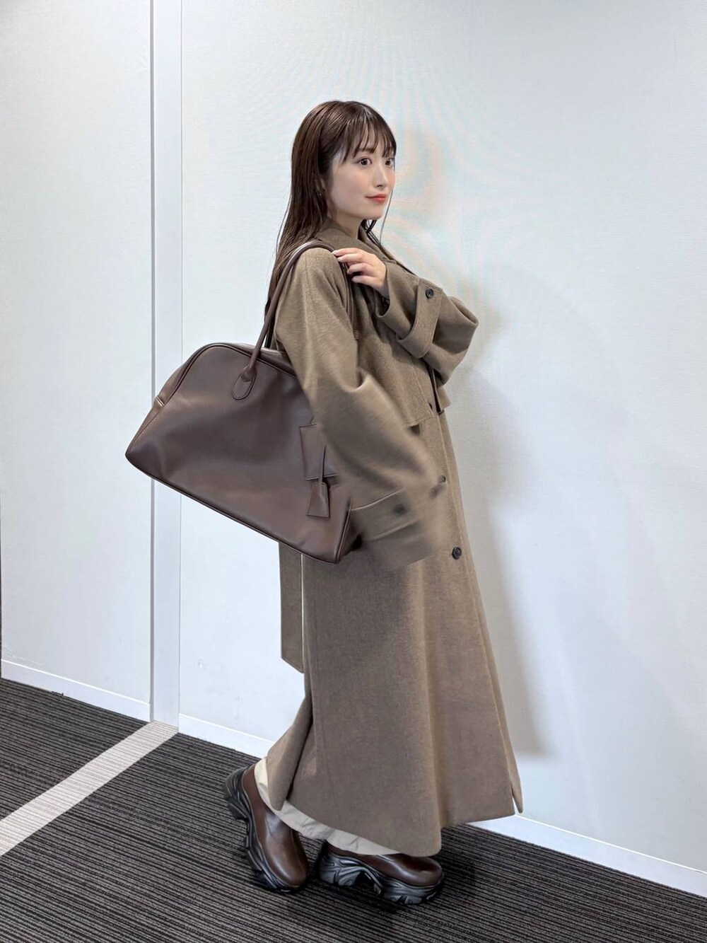 ベージュ系のその他パンツ、ブラウン系のショルダーバッグ、ゴールド系のチョーカーを着用したレディースの秋コーディネートの4枚目の写真