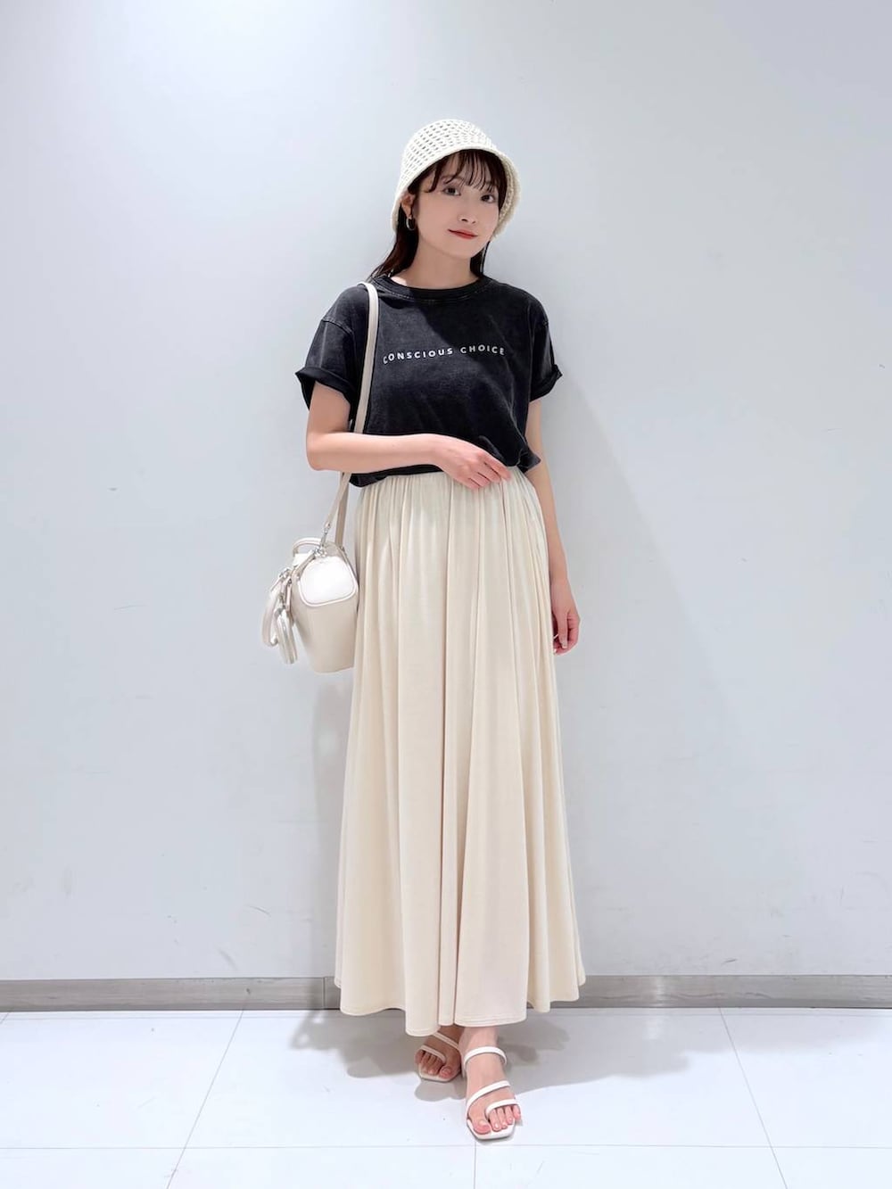 ホワイト系のサンダル、ホワイト系のショルダーバッグ、ホワイト系のスカートを着用したレディースの夏コーディネートの2枚目の写真