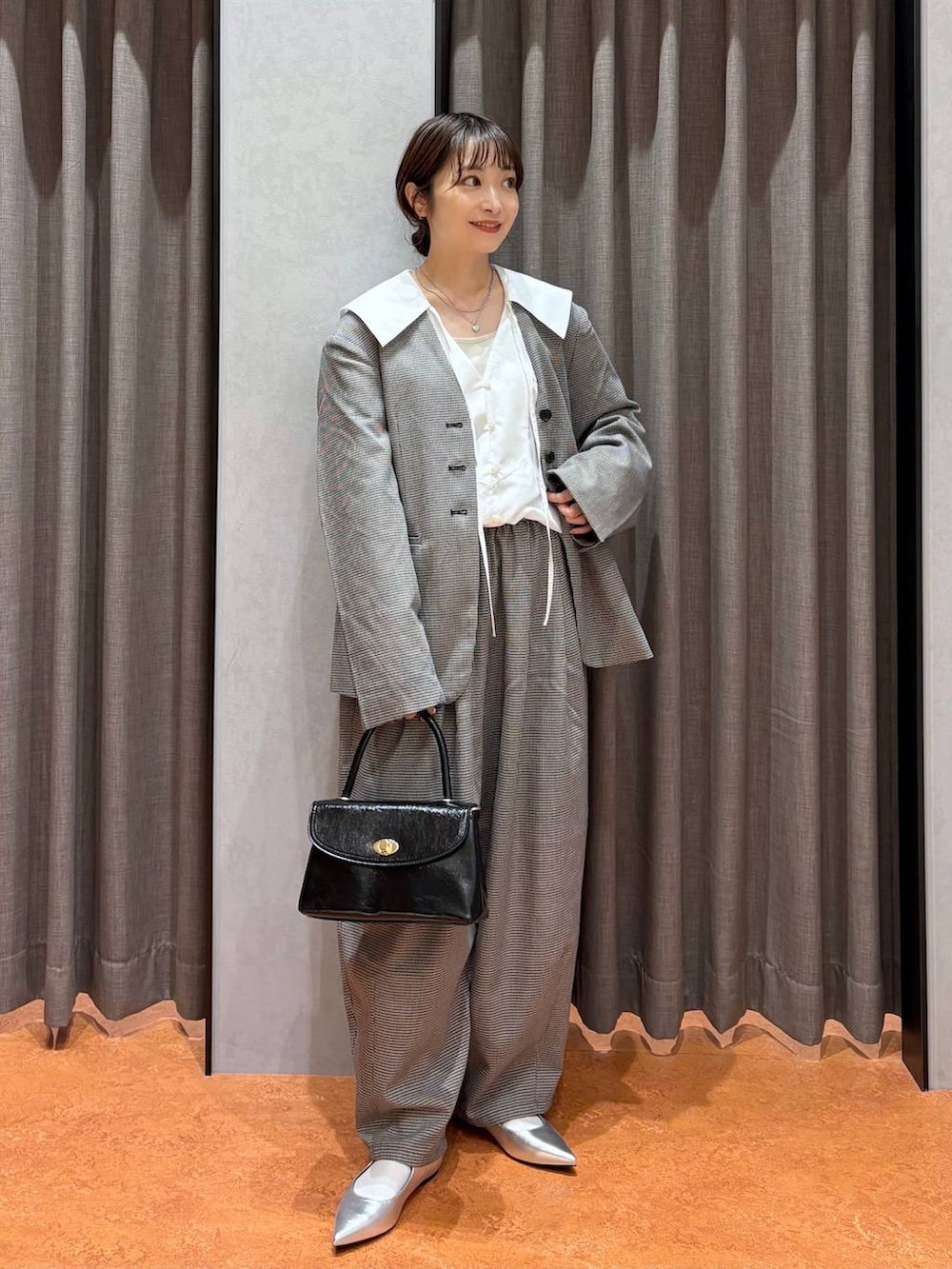 ホワイト系のTシャツ/カットソー、その他のテーラードジャケット、ブラック系のボストンバッグを着用したレディースの秋コーディネートの2枚目の写真