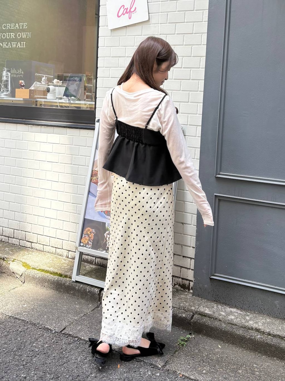 ホワイト系のTシャツ/カットソー、ホワイト系のスカートを着用したレディースの夏コーディネートの5枚目の写真