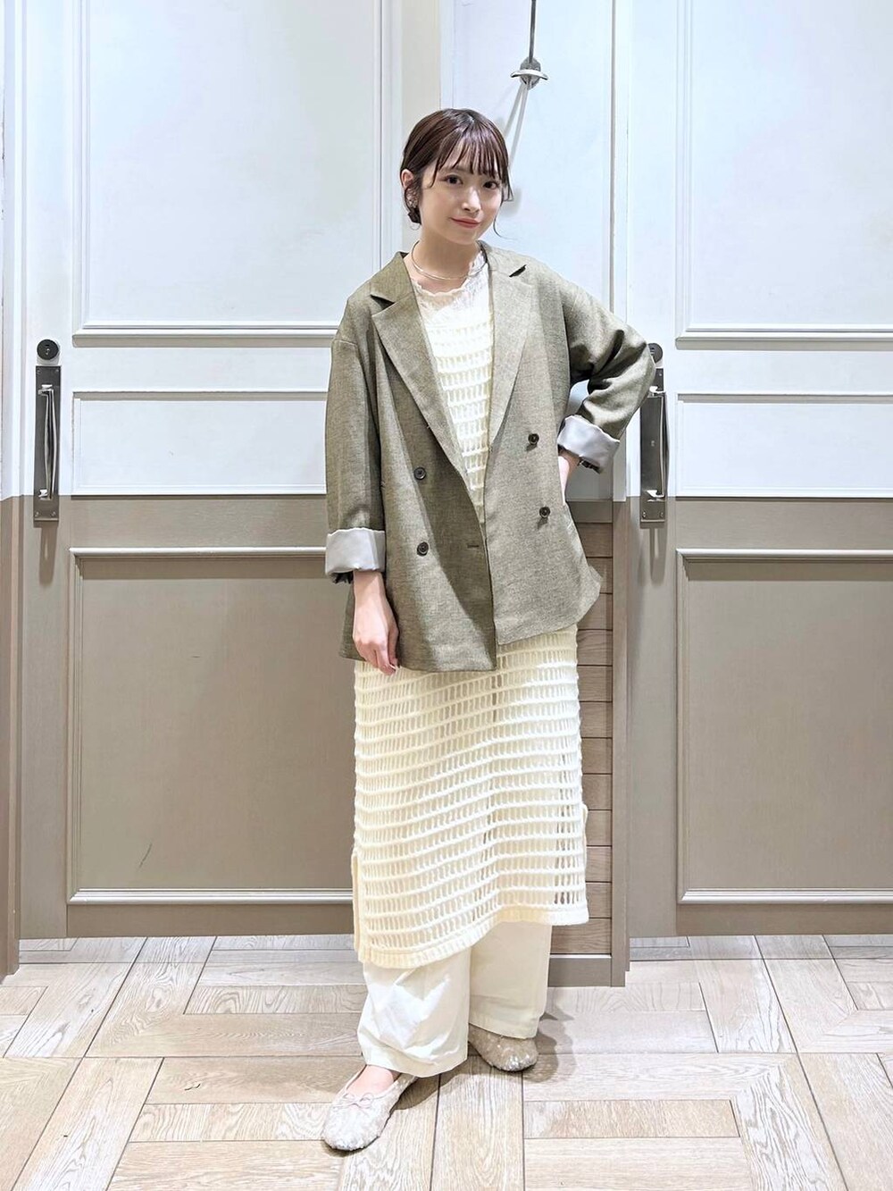 ブラウン系のテーラードジャケット、ホワイト系のTシャツ/カットソー、ホワイト系のバレエシューズを着用したレディースの秋コーディネートの2枚目の写真