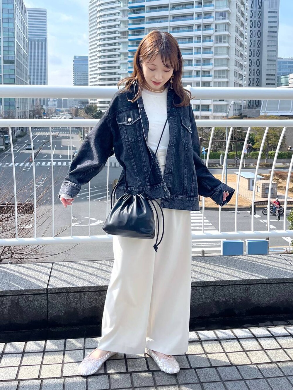 その他のTシャツ/カットソー、ホワイト系のその他パンツ、ブラック系のショルダーバッグを着用したレディースの春コーディネートの2枚目の写真