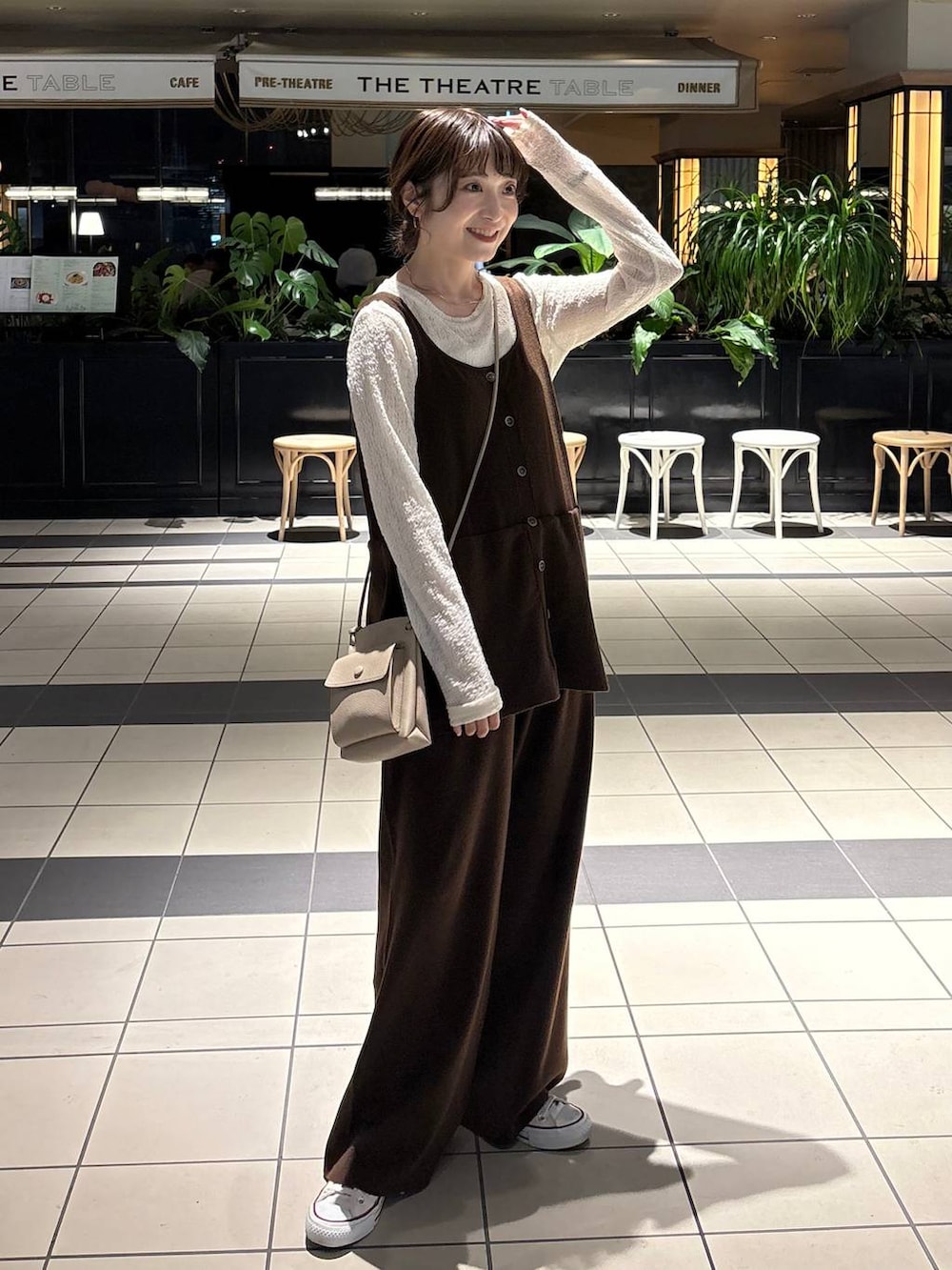 ブラウン系のつなぎ/オールインワン、ゴールド系のチョーカー、ベージュ系のイヤリングを着用したレディースの冬コーディネートの3枚目の写真