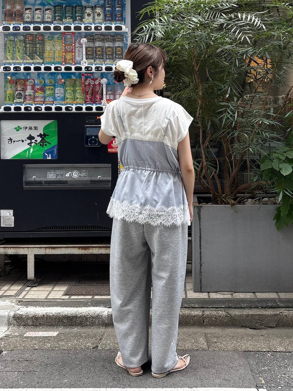 ホワイト系のTシャツ/カットソー、ブルー系のキャミソール、グレー系のスウェットパンツを着用したレディースの夏コーディネートの6枚目の写真
