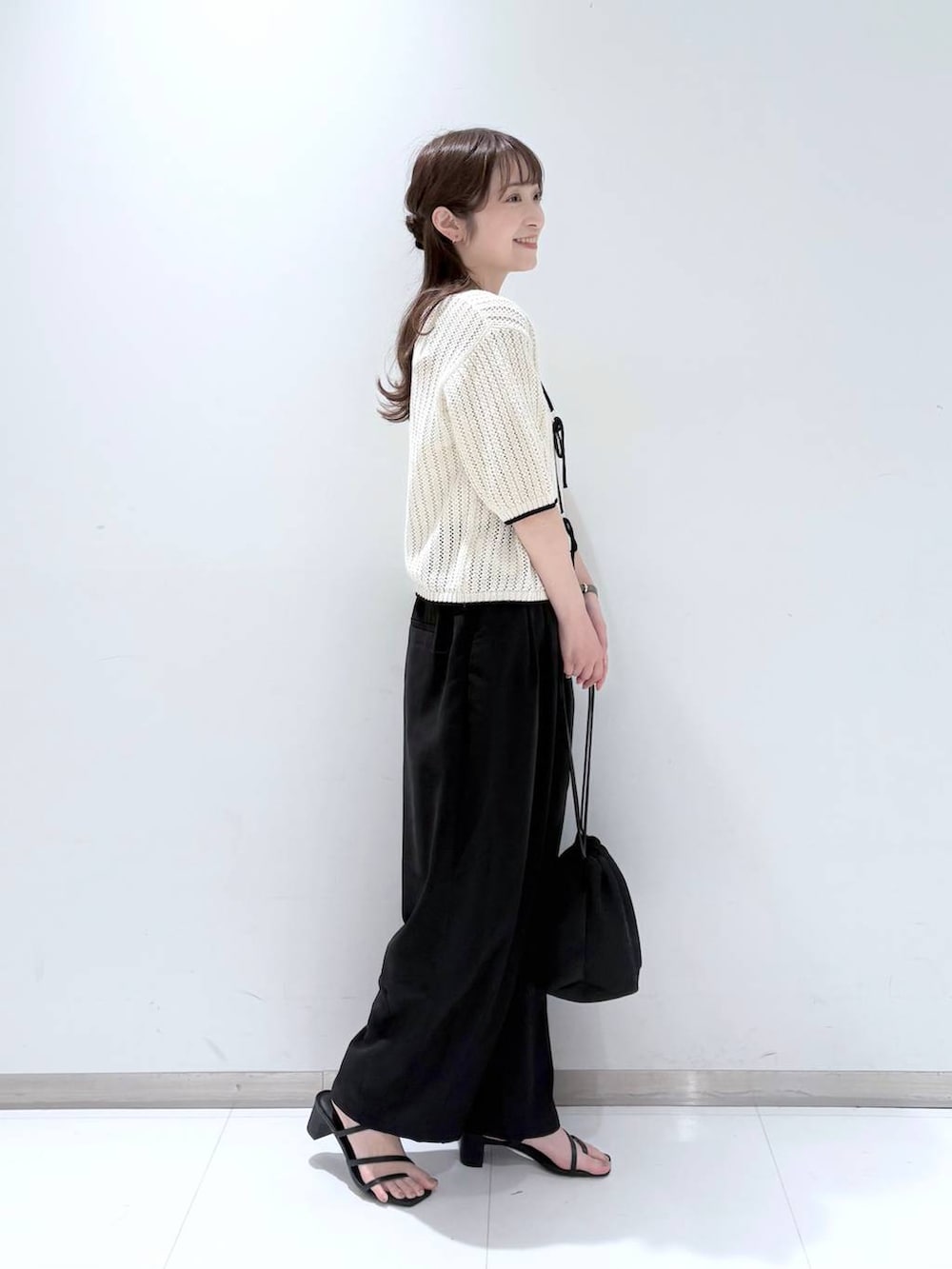 「きれいめ、ベーシック/シンプル、ワントーン、ローリーズスタイル_LOWRYS FARM、大人女子カジュアル_LOWRYS FARM、フェミニン、LOWRYS FARM、シンプルコーデ、淡色コーデ、大人カジュアル、きれいめカジュアル、ワイドパンツ、ニット、夏コーデ、サンダル」｜「LOWRYS FARMのスタイルＵＰクロスカップキャミ　100757（Tシャツ/カットソー、ホワイト系）」を使った、𝘵 𝘰 𝘺 𝘰 .さん（レディース・160cm）の春コーディネートの2枚目の写真