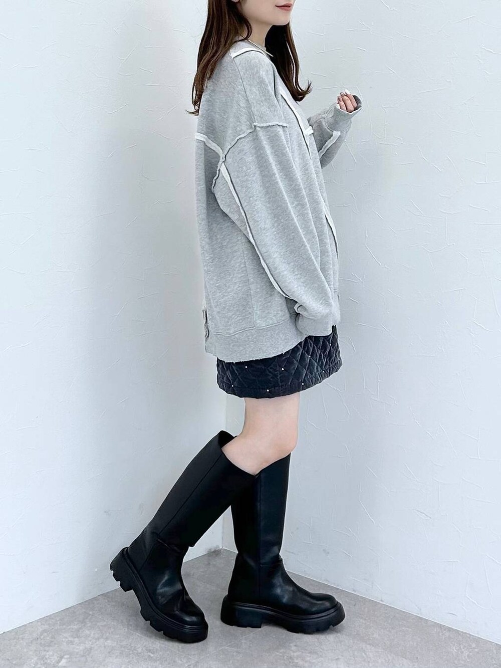 ブラック系のブーツ、ブラック系のブルゾン、グレー系のスウェットを着用したレディースの秋コーディネートの6枚目の写真