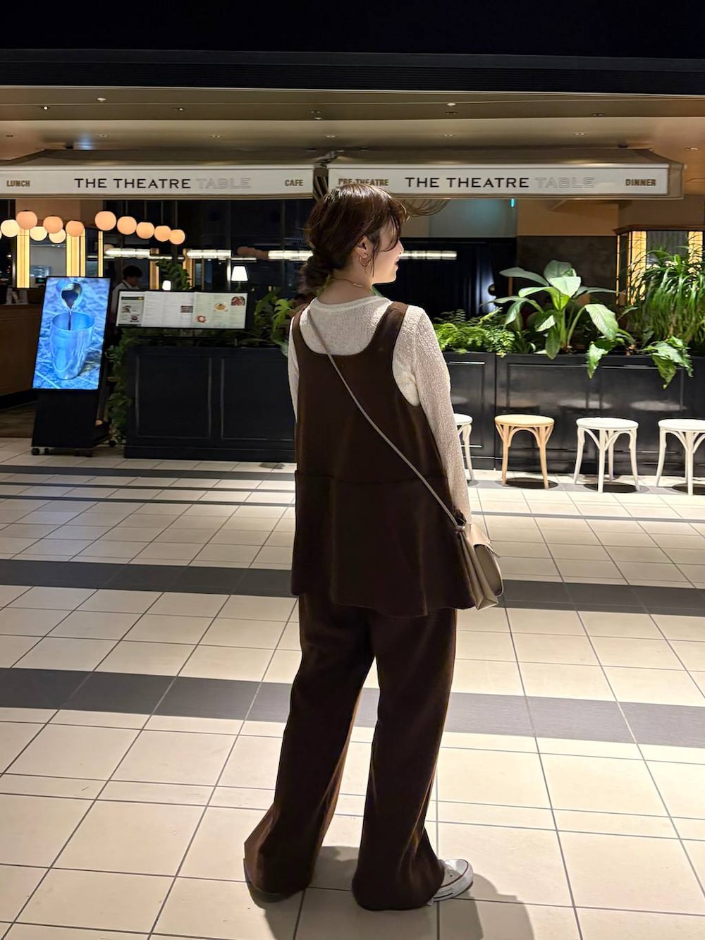 ブラウン系のつなぎ/オールインワン、ゴールド系のチョーカー、ベージュ系のイヤリングを着用したレディースの冬コーディネートの7枚目の写真