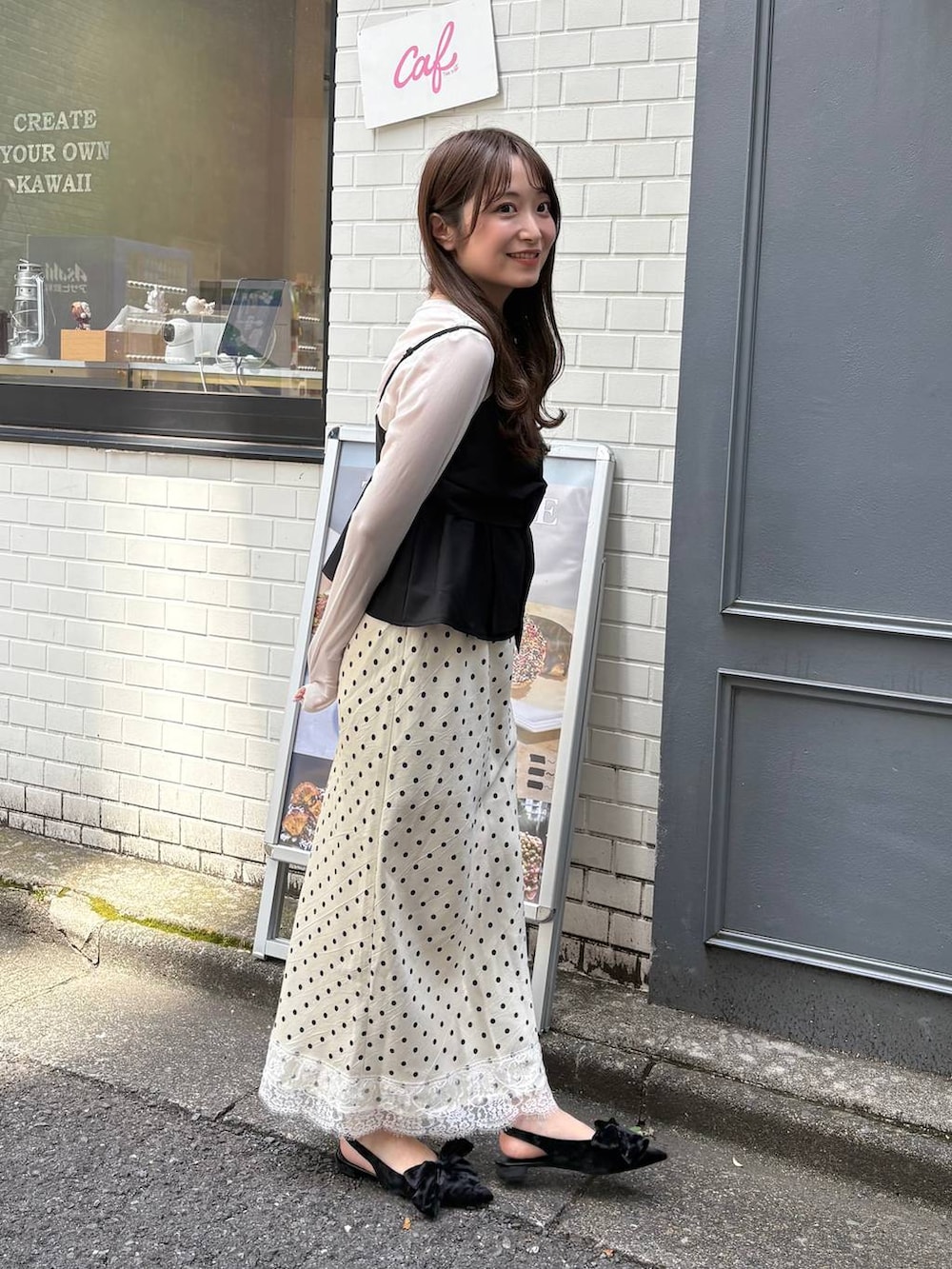 ホワイト系のTシャツ/カットソー、ホワイト系のスカートを着用したレディースの夏コーディネートの4枚目の写真