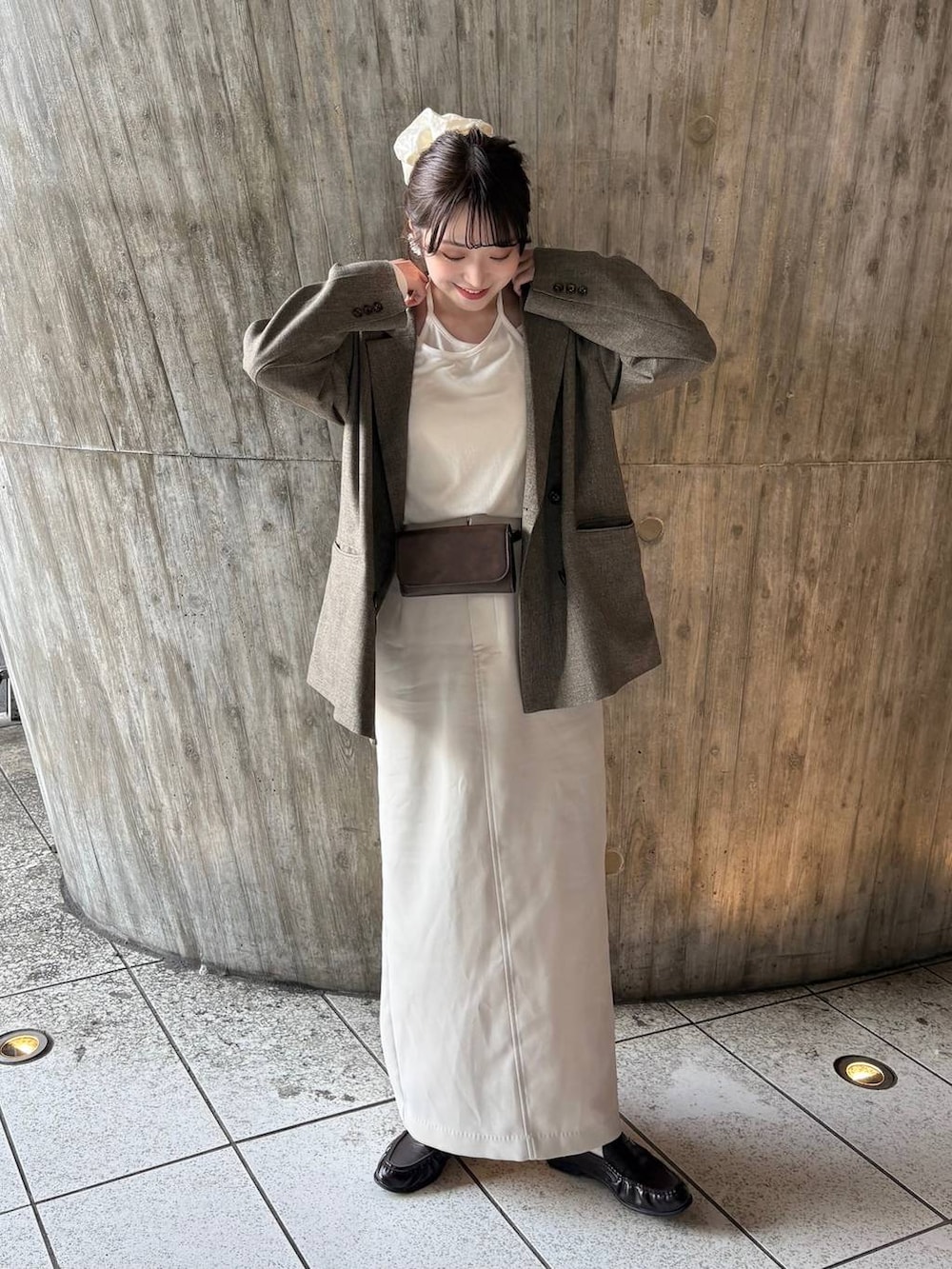 ブラウン系のテーラードジャケット、ブラウン系のローファー、ブラウン系のボディバッグ/ウエストポーチを着用したレディースの春コーディネートの3枚目の写真