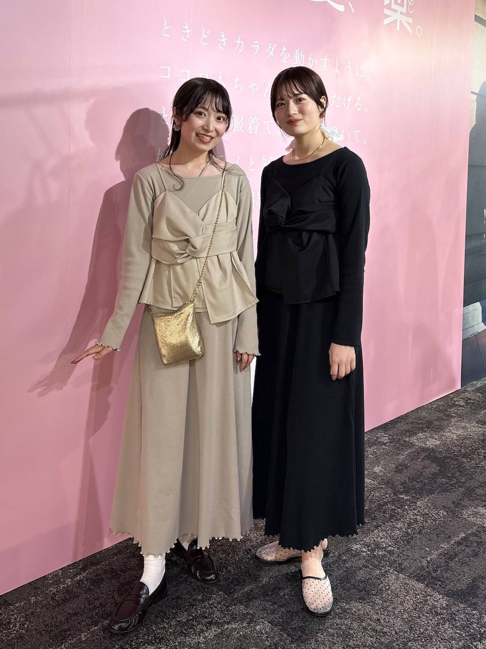 ゴールド系のショルダーバッグ、ブラウン系のローファー、グレー系のサンダルを着用したレディースの春コーディネートの2枚目の写真