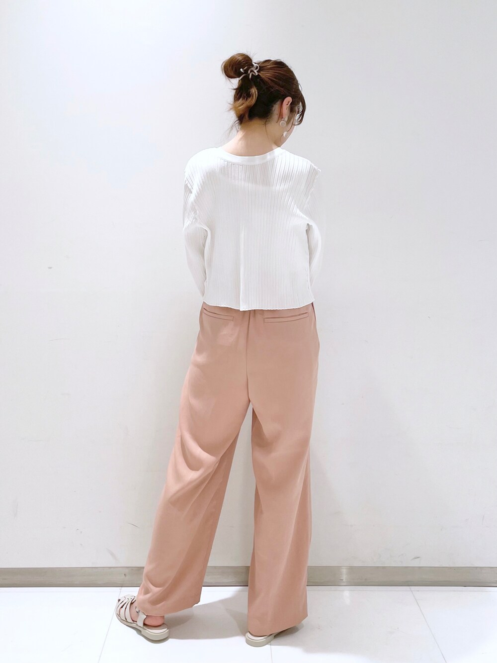 ホワイト系のサンダル、ピンク系のその他パンツ、ホワイト系のショルダーバッグを着用したレディースの春コーディネートの2枚目の写真