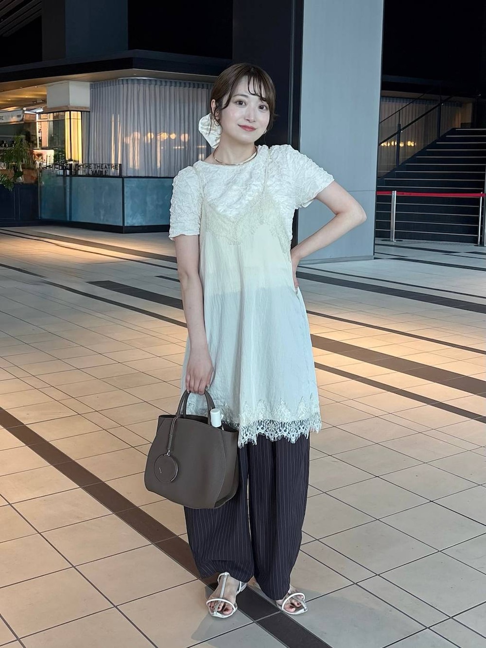 ブラウン系のその他パンツ、ホワイト系のワンピース、ゴールド系のチョーカーを着用したレディースの夏コーディネートの2枚目の写真