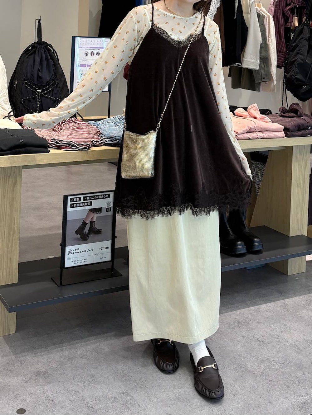 ゴールド系のショルダーバッグ、ブルー系のデニムパンツ、ホワイト系のシャツ/ブラウスを着用したレディースの秋コーディネートの3枚目の写真