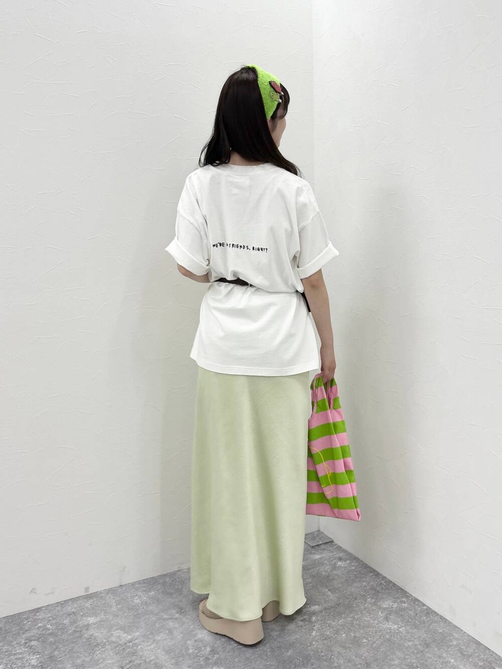 グリーン系のスカート、ホワイト系のサンダル、その他のエコバッグ/サブバッグを着用したレディースの春コーディネートの5枚目の写真