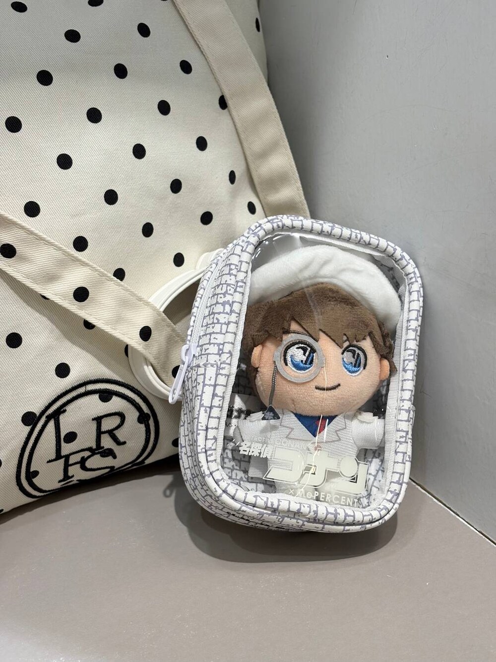 その他のトートバッグ、ブラウン系のデニムパンツ、ホワイト系のブルゾンを着用したレディースの夏コーディネートの3枚目の写真