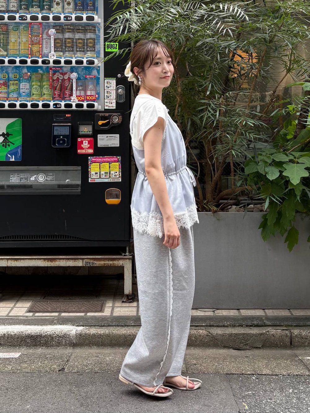ホワイト系のTシャツ/カットソー、ブルー系のキャミソール、グレー系のスウェットパンツを着用したレディースの夏コーディネートの5枚目の写真