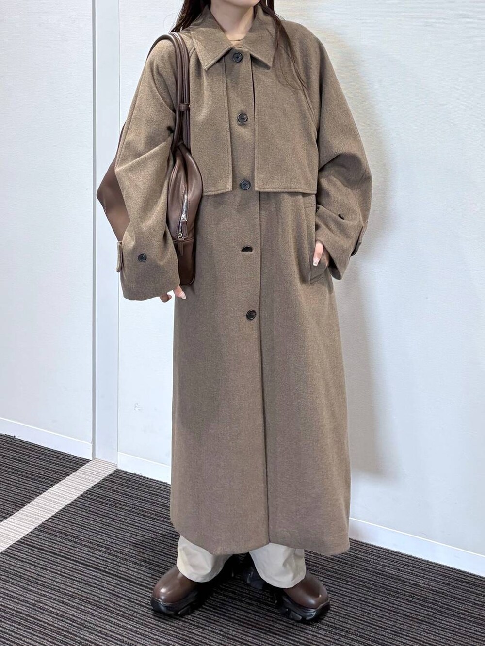 ベージュ系のその他パンツ、ブラウン系のショルダーバッグ、ゴールド系のチョーカーを着用したレディースの秋コーディネートの3枚目の写真