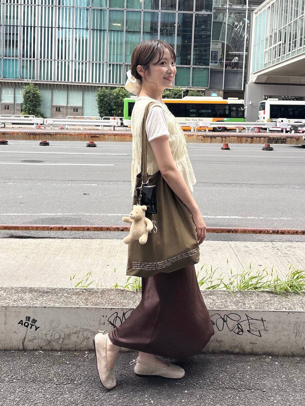 ブラウン系のスカート、ホワイト系のTシャツ/カットソー、ホワイト系のシャツ/ブラウスを着用したレディースの夏コーディネートの3枚目の写真