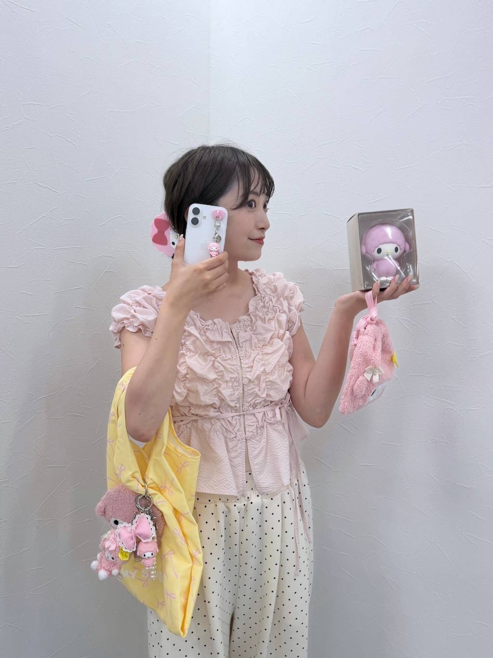 ピンク系のシャツ/ブラウス、ホワイト系のスウェットパンツを着用したレディースの夏コーディネートの2枚目の写真