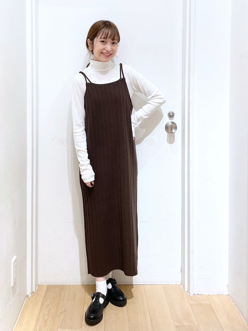 ブラック系のローファー、ブラウン系のワンピース、ブラック系のショルダーバッグを着用したレディースの秋コーディネートの3枚目の写真