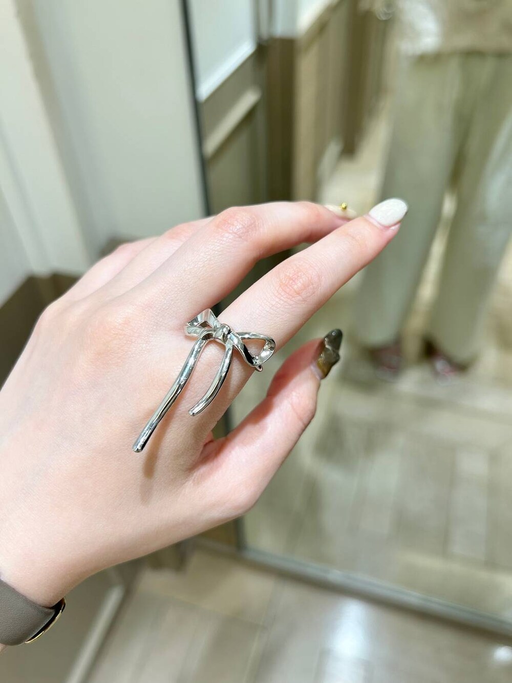 シルバー系のイヤーカフを着用したレディースの春コーディネートの2枚目の写真