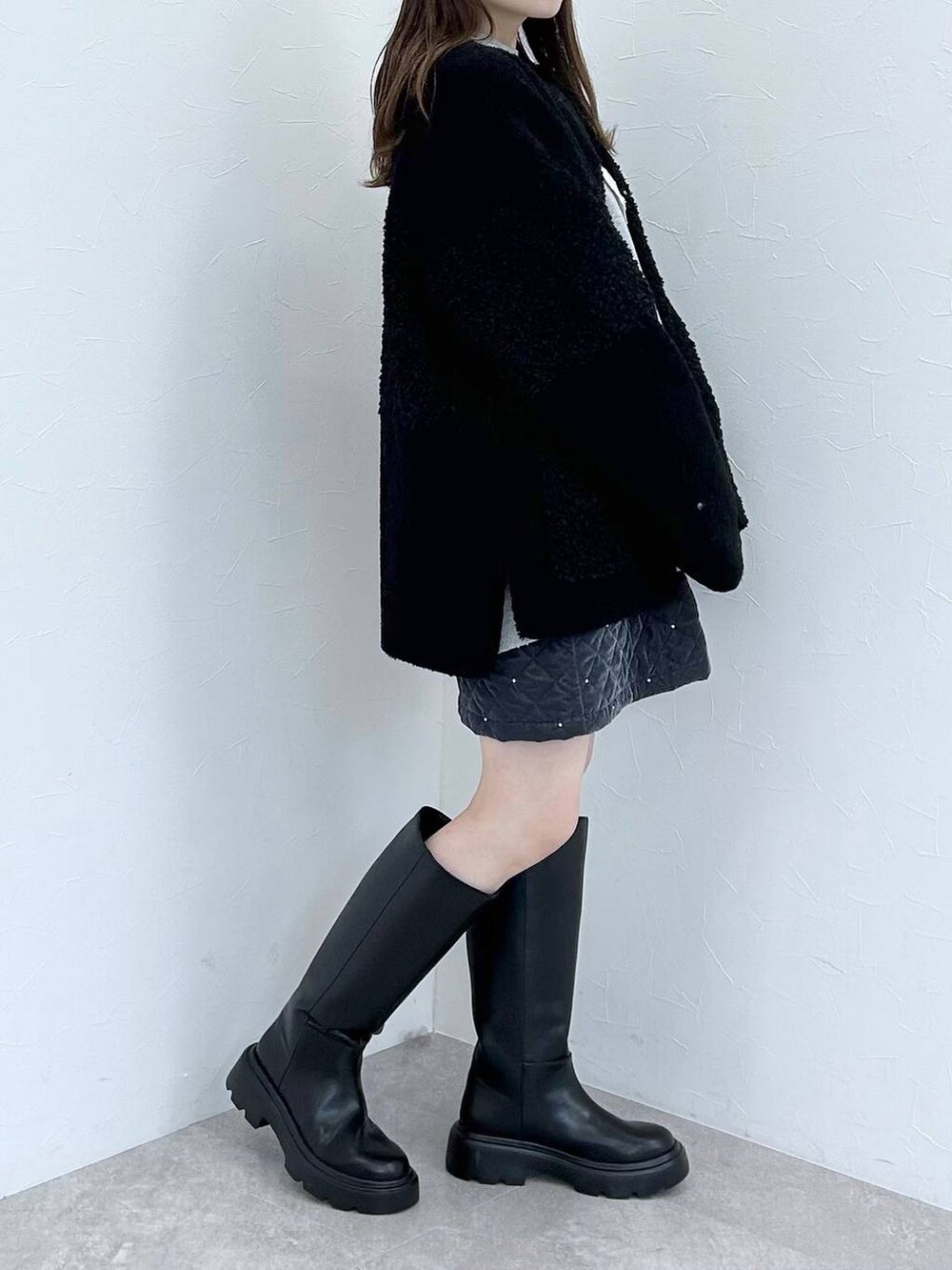 ブラック系のブーツ、ブラック系のブルゾン、グレー系のスウェットを着用したレディースの秋コーディネートの3枚目の写真