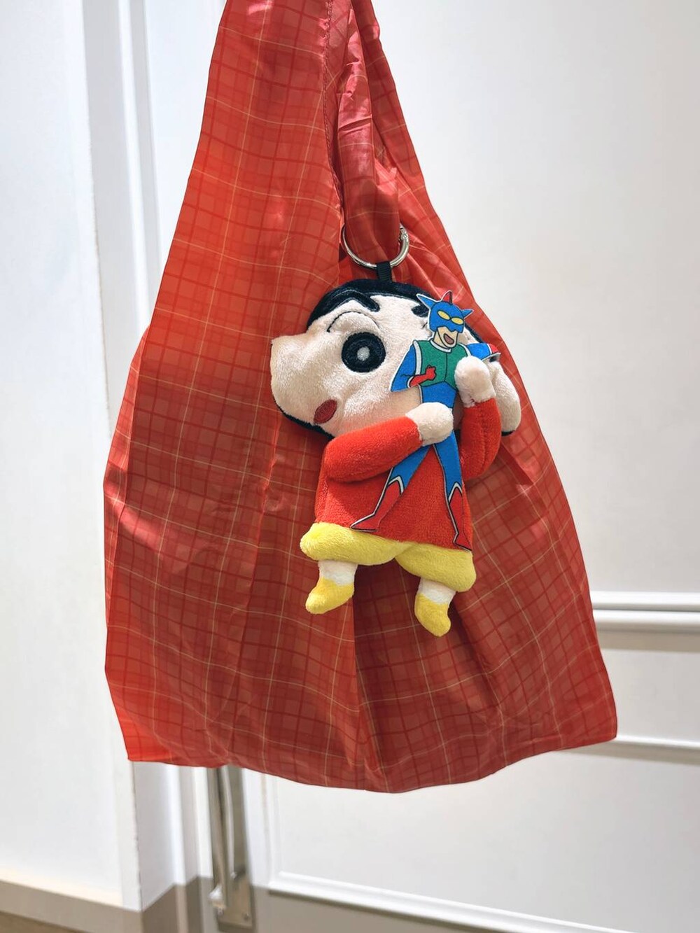 ホワイト系のTシャツ/カットソー、ホワイト系のその他パンツ、ブラウン系のシャツ/ブラウスを着用したレディースの夏コーディネートの2枚目の写真