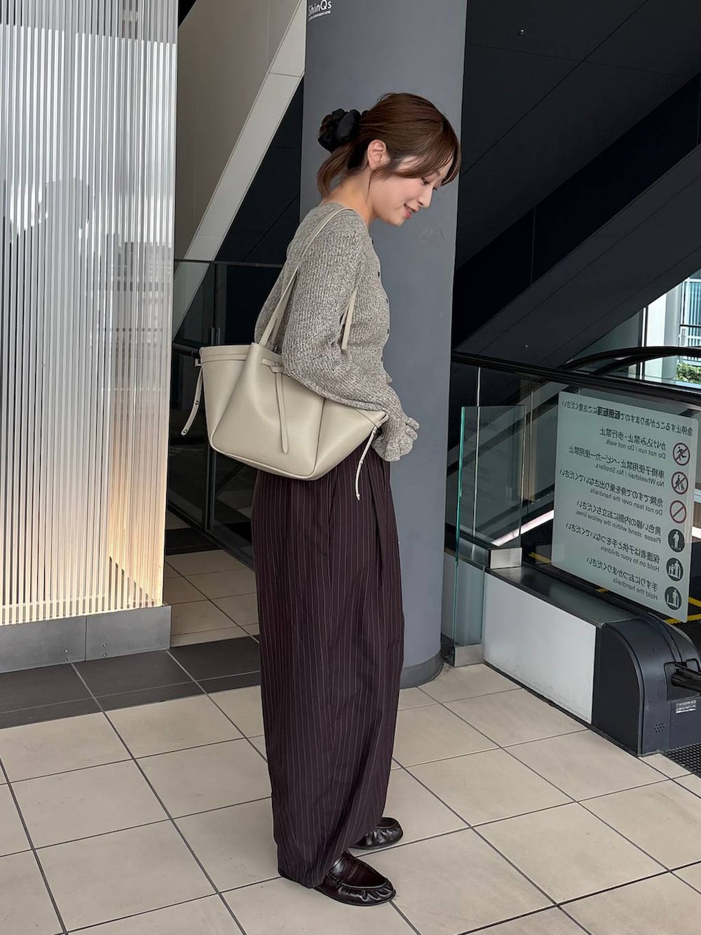 グレー系のカーディガン/ボレロ、ブラウン系のその他パンツ、ブラウン系のローファーを着用したレディースの秋コーディネートの3枚目の写真