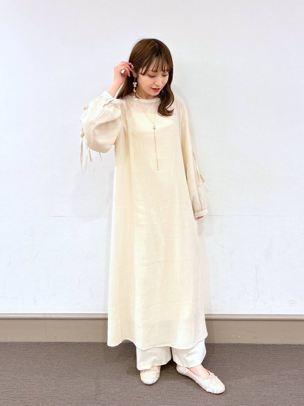 ホワイト系のその他パンツ、ホワイト系のベスト、ピンク系のワンピースを着用したレディースの春コーディネートの3枚目の写真