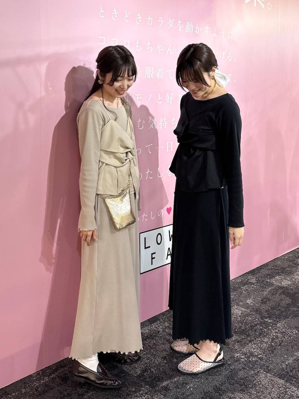 ゴールド系のショルダーバッグ、ブラウン系のローファー、グレー系のサンダルを着用したレディースの春コーディネートの4枚目の写真