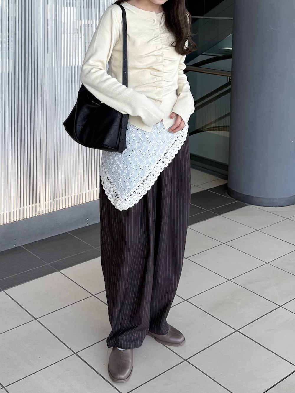 ブラウン系のその他パンツ、ホワイト系のカーディガン/ボレロ、ホワイト系のバンダナ/スカーフを着用したレディースの春コーディネートの3枚目の写真