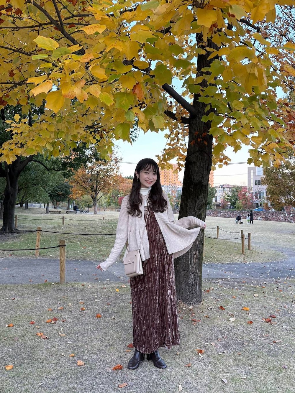 ホワイト系のニット/セーター、ベージュ系のカーディガン/ボレロを着用したレディースの秋コーディネートの2枚目の写真