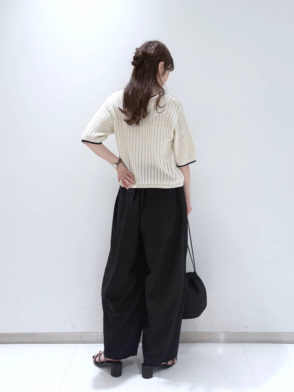 「きれいめ、ベーシック/シンプル、ワントーン、ローリーズスタイル_LOWRYS FARM、大人女子カジュアル_LOWRYS FARM、フェミニン、LOWRYS FARM、シンプルコーデ、淡色コーデ、大人カジュアル、きれいめカジュアル、ワイドパンツ、ニット、夏コーデ、サンダル」｜「LOWRYS FARMのスタイルＵＰクロスカップキャミ　100757（Tシャツ/カットソー、ホワイト系）」を使った、𝘵 𝘰 𝘺 𝘰 .さん（レディース・160cm）の春コーディネートの3枚目の写真
