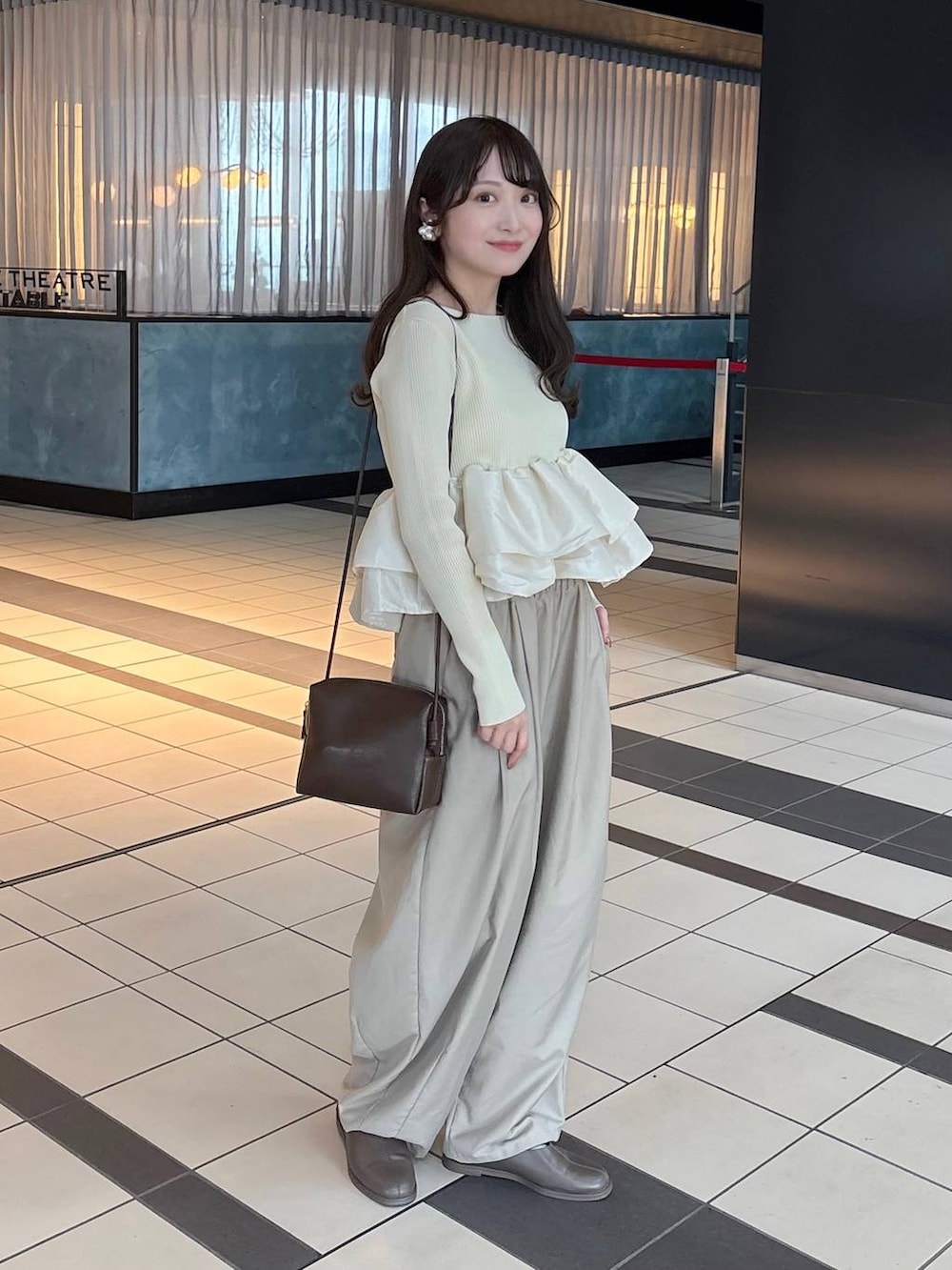 ベージュ系のその他パンツ、ブラウン系のトートバッグを着用したレディースの春コーディネートの5枚目の写真