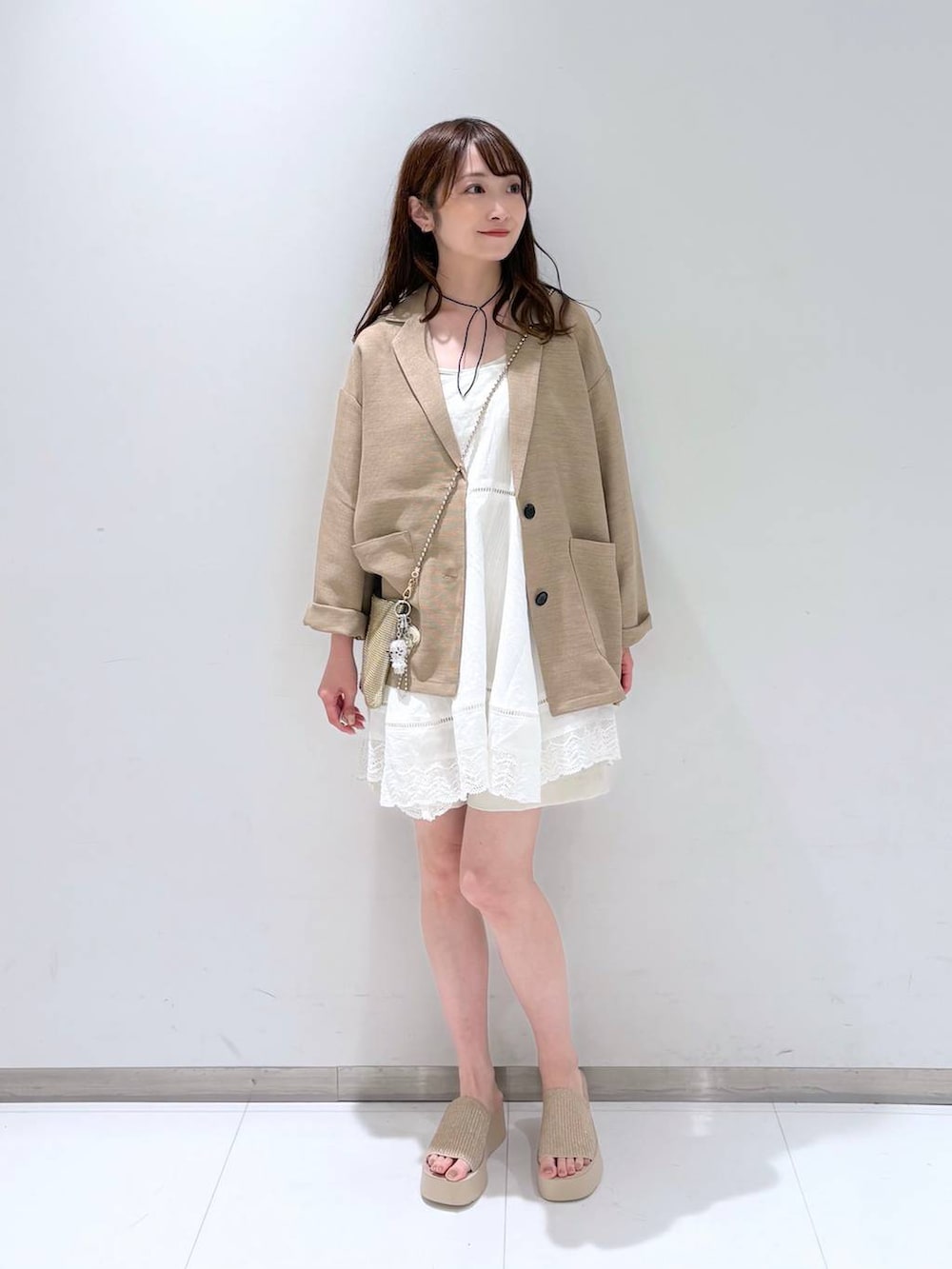 「きれいめ、ベーシック/シンプル、ワントーン、ローリーズスタイル_LOWRYS FARM、大人女子カジュアル_LOWRYS FARM、フェミニン、LOWRYS FARM、シンプルコーデ、淡色コーデ、大人カジュアル、きれいめカジュアル、夏コーデ、ジャケット、ジャケットスタイル、キャミワンピース」|「LOWRYS FARMのスタイルUPクロスカップキャミ 100757(Tシャツ/カットソー、ホワイト系)」を使った、𝘵 𝘰 𝘺 𝘰 .さん(レディース・160cm)の春コーディネートの2枚目の写真