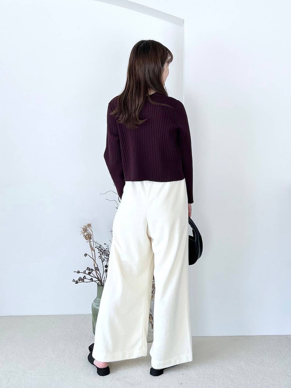 ブラック系のパンプス、ホワイト系のキャミソール、ブラック系のショルダーバッグを着用したレディースの夏コーディネートの5枚目の写真