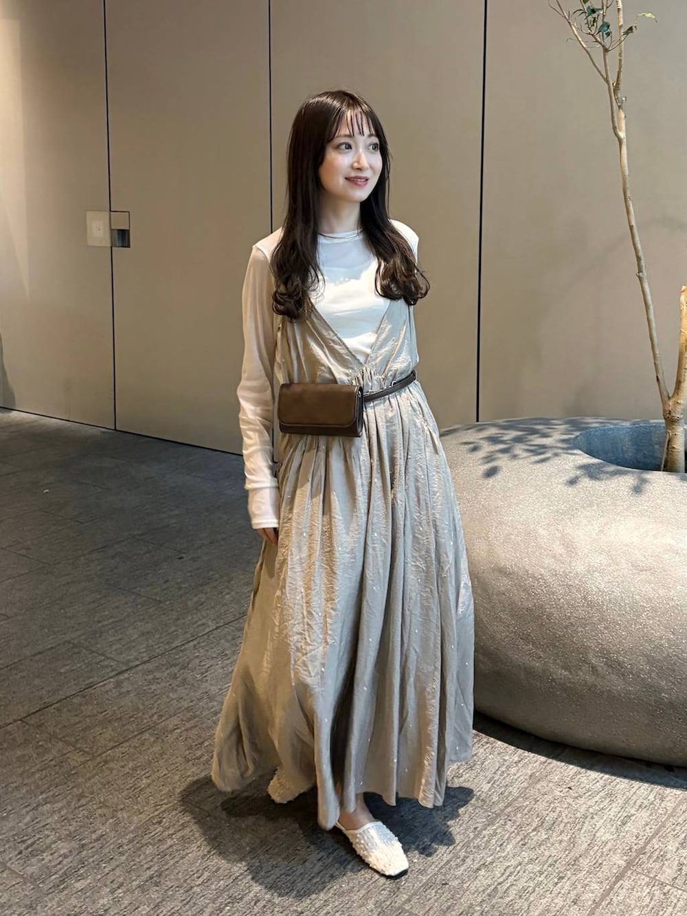 ホワイト系のTシャツ/カットソー、ベージュ系のワンピース、ホワイト系のTシャツ/カットソーを着用したレディースの春コーディネートの2枚目の写真