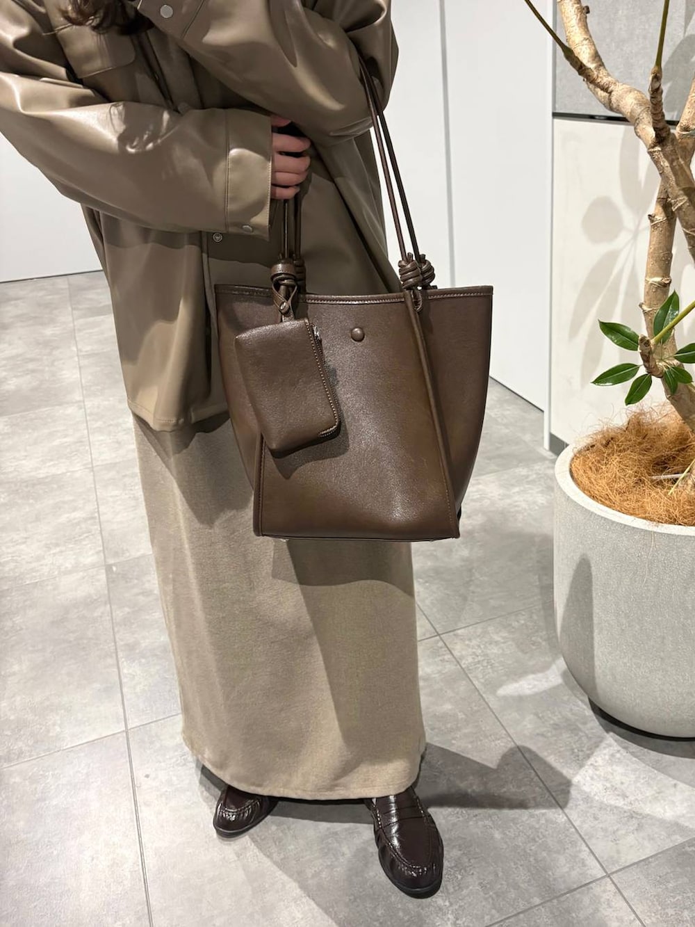 ブラウン系のローファー、ブラウン系のトートバッグを着用したレディースの春コーディネートの2枚目の写真