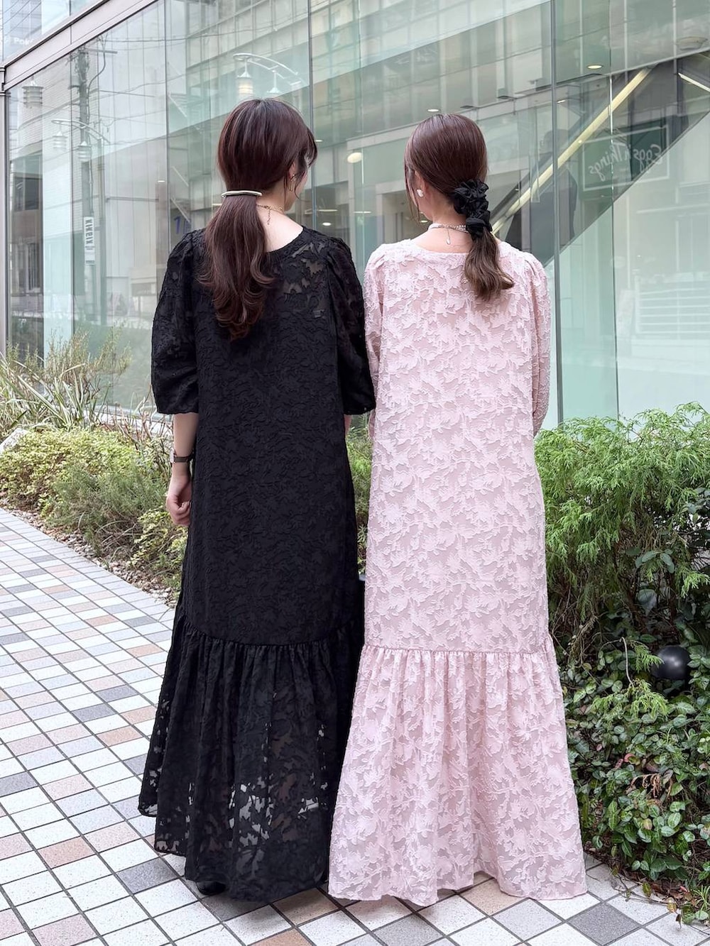 「きれいめ、ベーシック/シンプル、ワントーン、ローリーズスタイル_LOWRYS FARM、大人女子カジュアル_LOWRYS FARM、フェミニン、LOWRYS FARM、シンプルコーデ、大人カジュアル、きれいめカジュアル、ワンピース、オケージョン、結婚式2次会、パンプス」｜「LOWRYS FARMのステンレスフープチョーカー 127295（チョーカー、ゴールド系）」を使った、𝘵 𝘰 𝘺 𝘰 .さん（レディース・160cm）の夏コーディネートの6枚目の写真