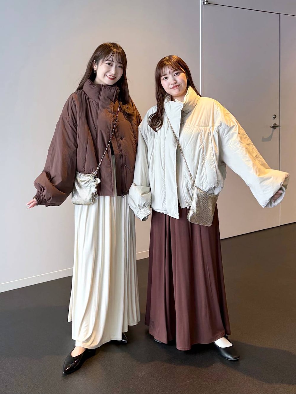 ゴールド系のショルダーバッグ、ホワイト系のその他アウター、ブラウン系のその他アウターを着用したレディースの秋コーディネートの2枚目の写真